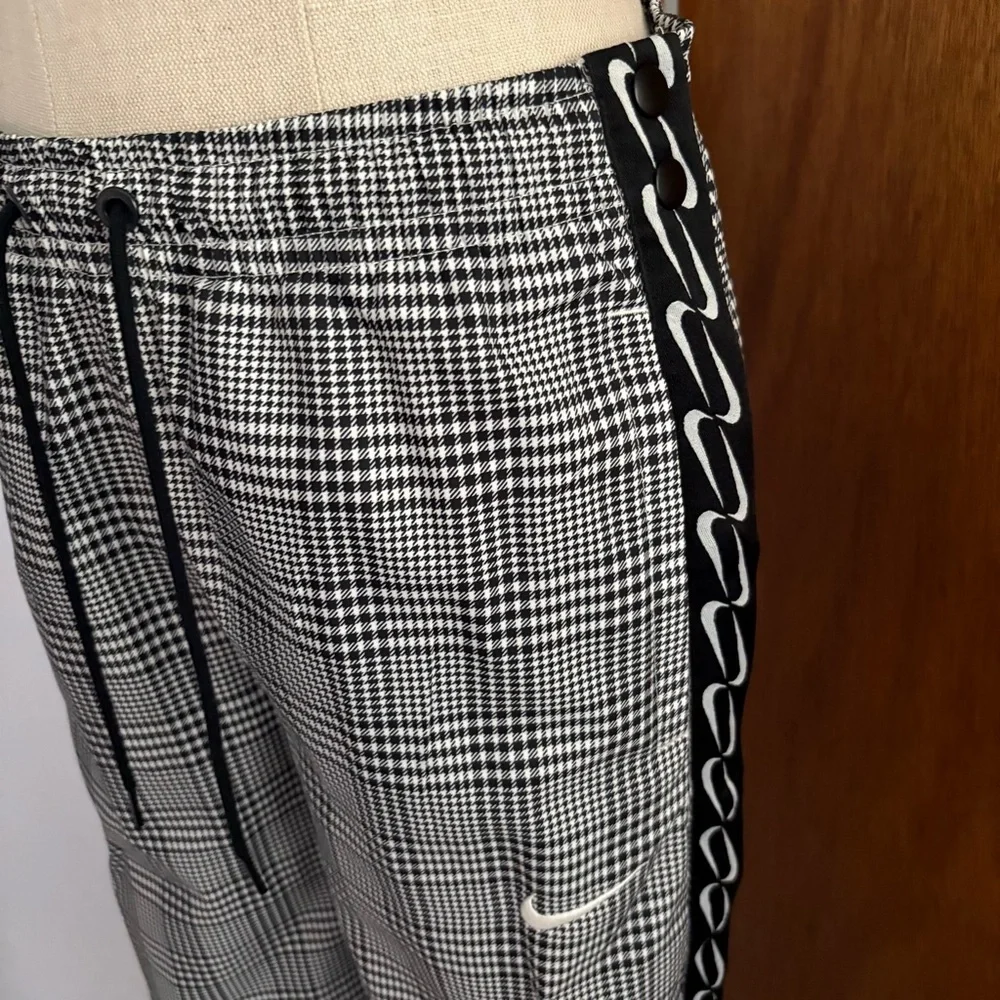 NIKE sz XS Houndstooth Black White Gray Tearaway Pants CK0543